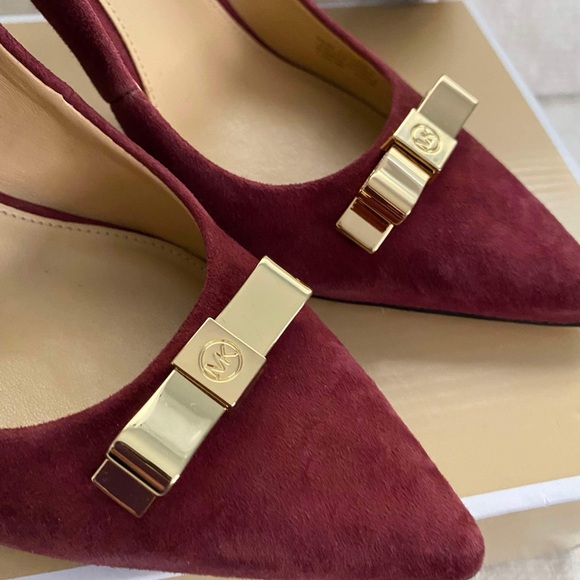 ‼️Weekend✨SALE✨‼️✨🆕✨Brand New Michael Kors Vivienne Pumps w/ Gold Bow - Picture 4 of 4